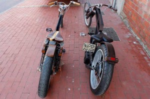 vélos en bois - Choppers électriques artisanaux vus de côté vus de dos