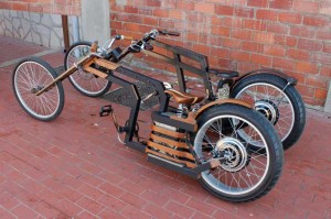 vélos en bois - Choppers électriques artisanaux vus de côté