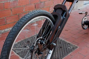 vélos en bois - Chopper électrique artisanal: détail de la fourche