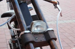 vélos en bois - Chopper électrique artisanal: détail du phare avant