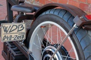 vélos en bois - Chopper électrique artisanal: détail du garde-boue arrière en bois