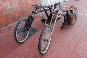 vélos en bois - Choppers électriques artisanaux vus de face