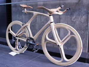 Yojiro-Oshime-–-Bicicleta-de-madera
