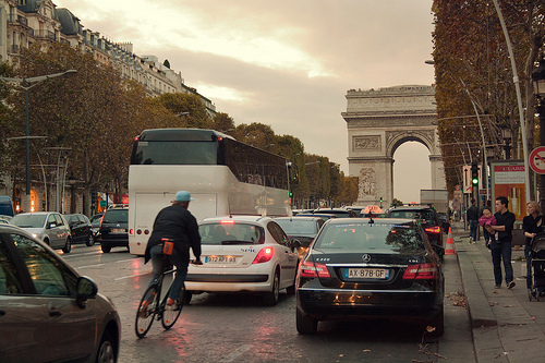 Vélo dans circulation encombrée