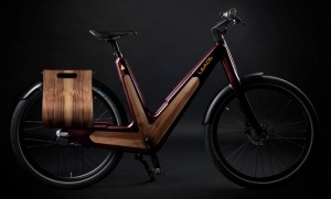 Exemple d'options pour les vélos électriques Leaos: cadre carbone rouge avec incrustations de bois, sacoche en cuir et bois