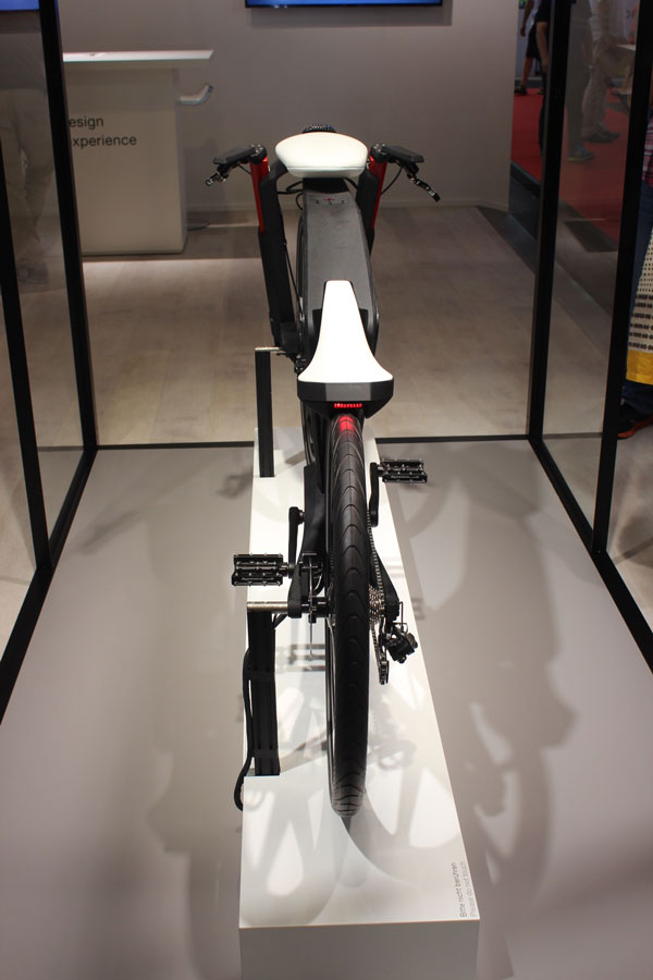Prototype de vélo électrique futuriste avec moteur brose